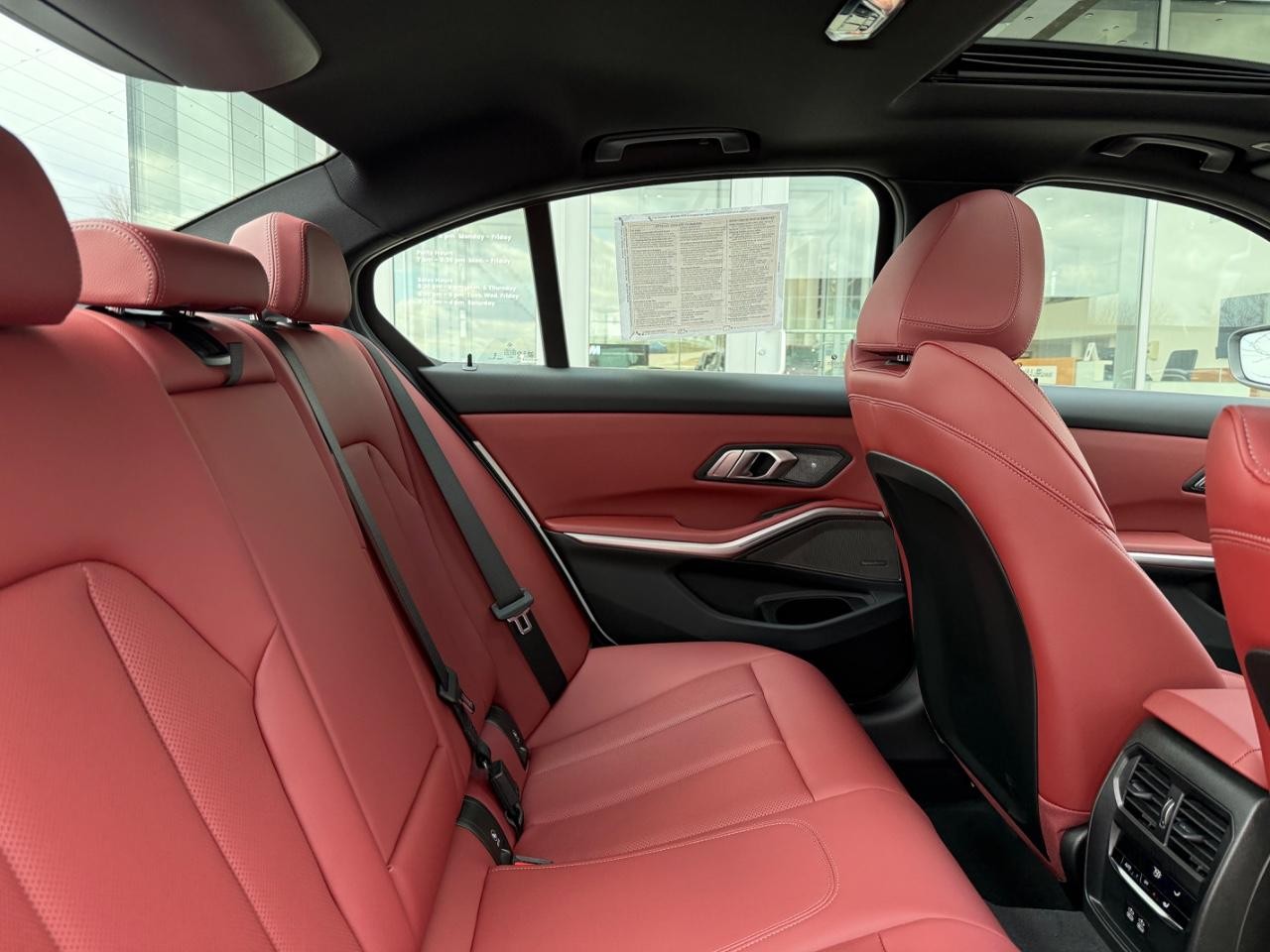 BMW 3 Series Vehicle Full-screen Gallery Image 10