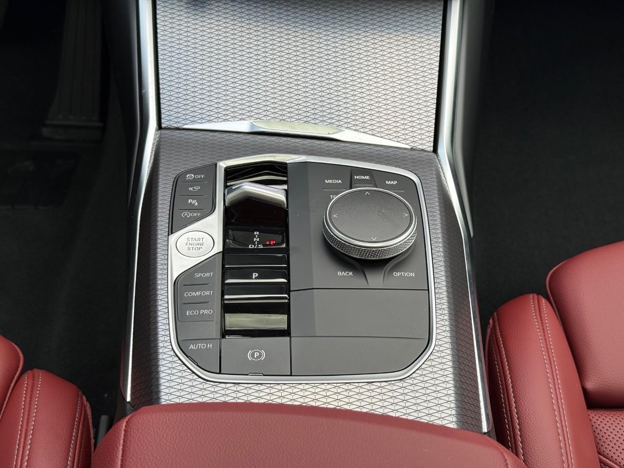 BMW 3 Series Vehicle Full-screen Gallery Image 13