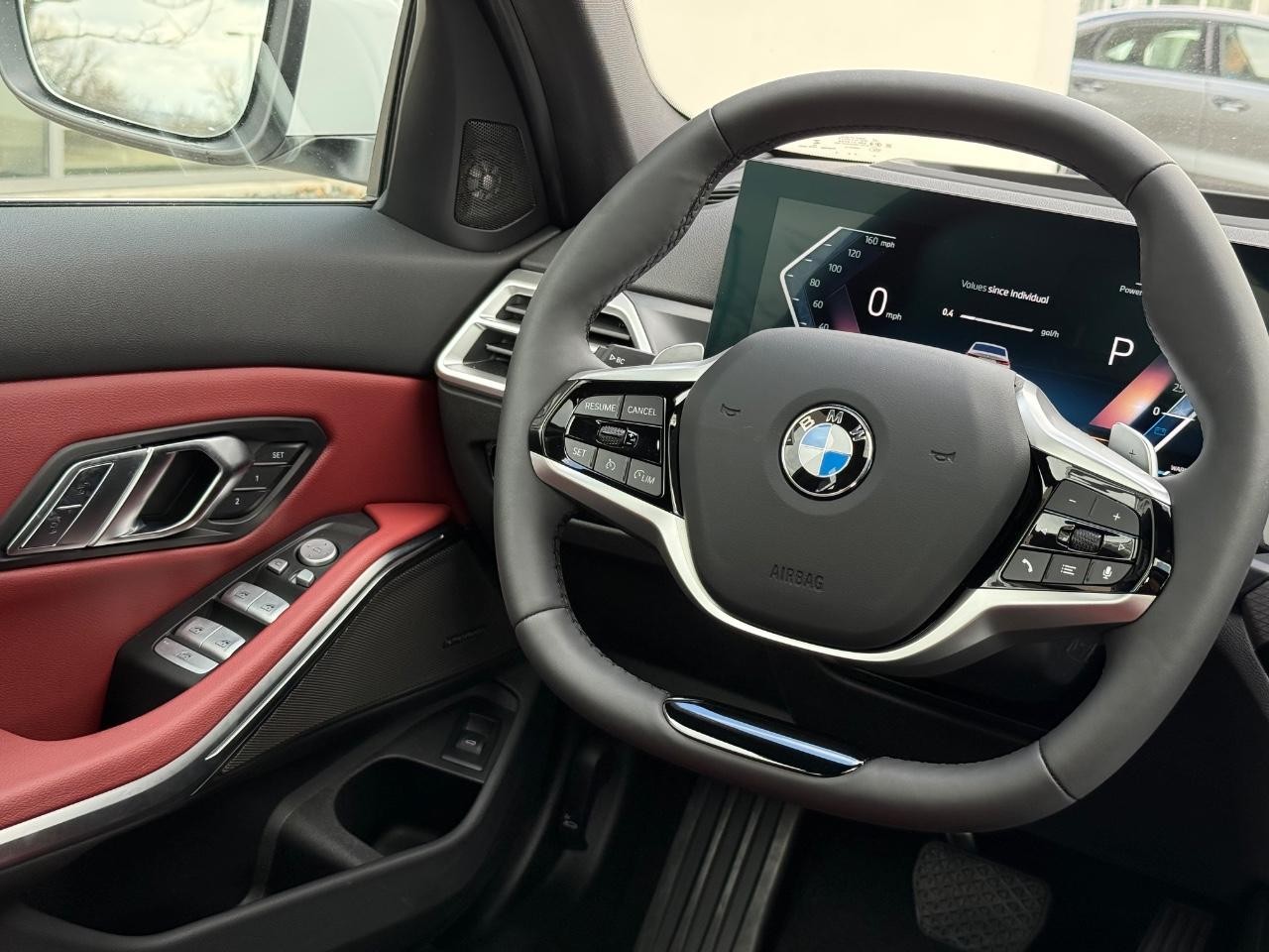 BMW 3 Series Vehicle Full-screen Gallery Image 14