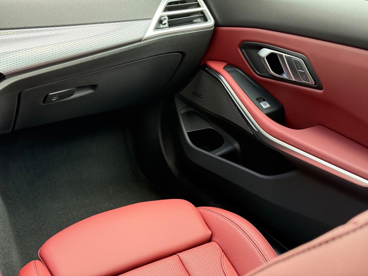 BMW 3 Series Vehicle Full-screen Gallery Image 15