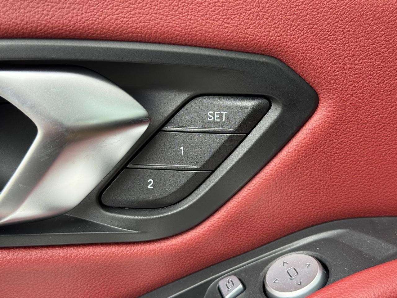 BMW 3 Series Vehicle Full-screen Gallery Image 16