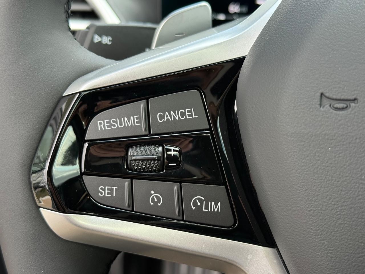 BMW 3 Series Vehicle Full-screen Gallery Image 17