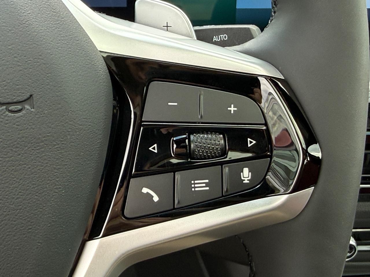 BMW 3 Series Vehicle Full-screen Gallery Image 18