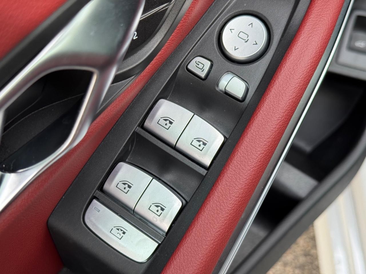 BMW 3 Series Vehicle Full-screen Gallery Image 23