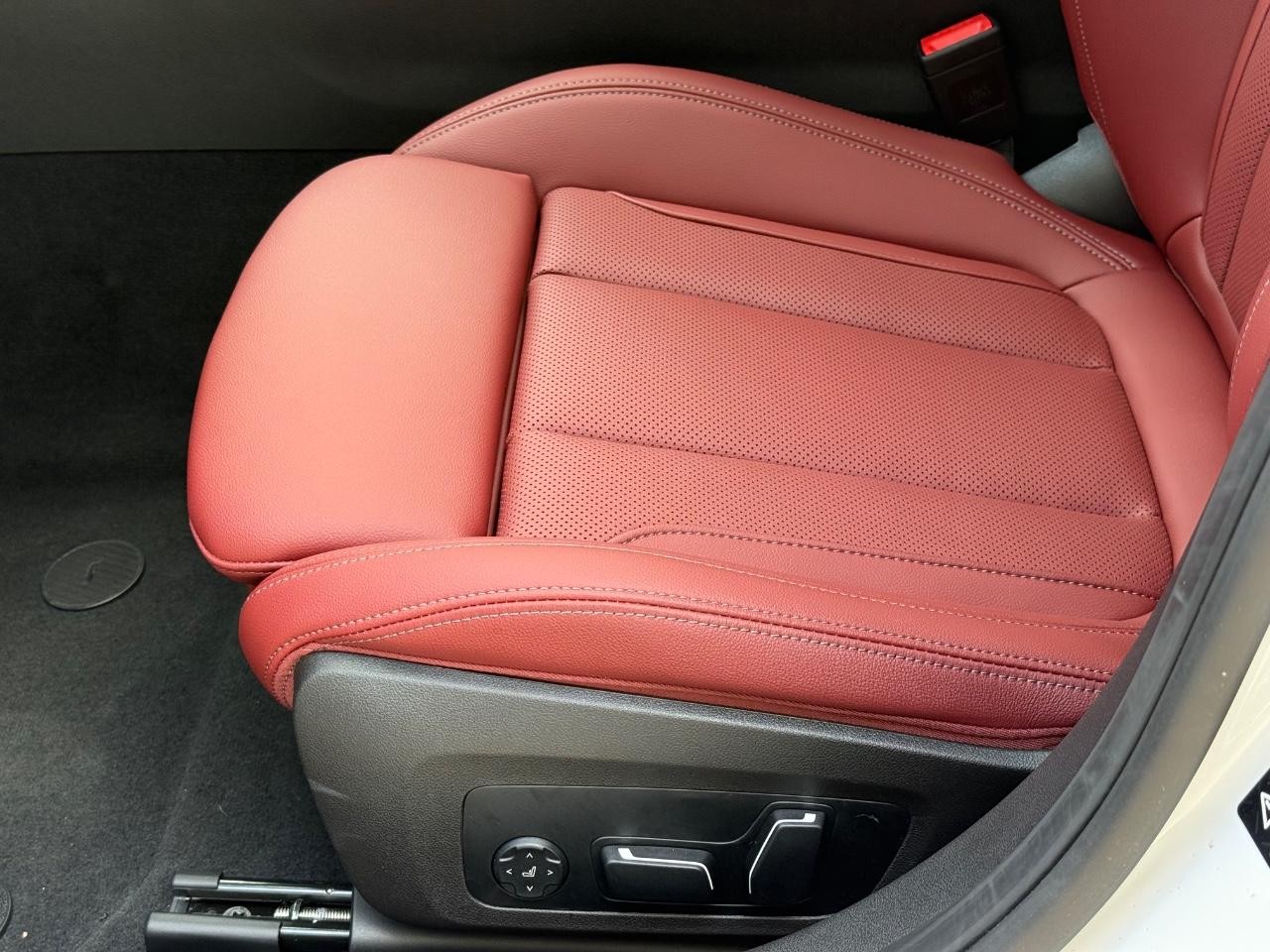 BMW 3 Series Vehicle Full-screen Gallery Image 24