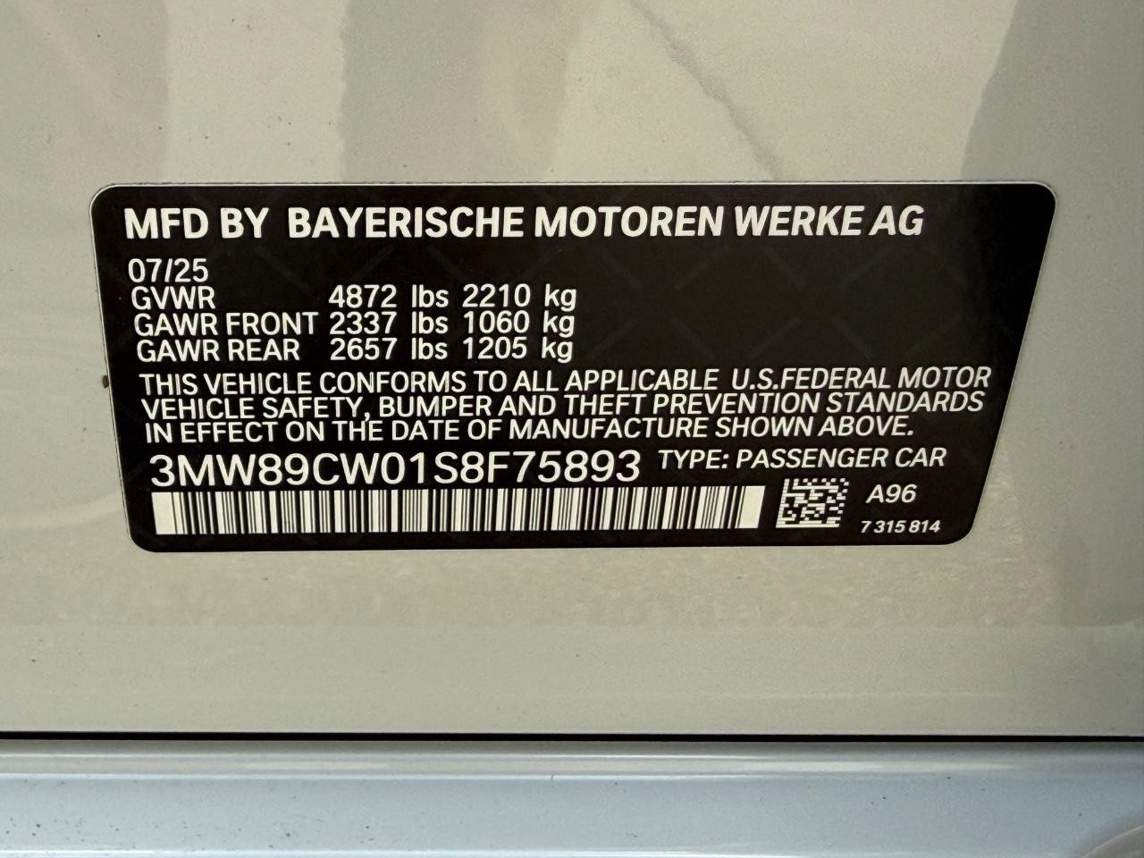 BMW 3 Series Vehicle Full-screen Gallery Image 25