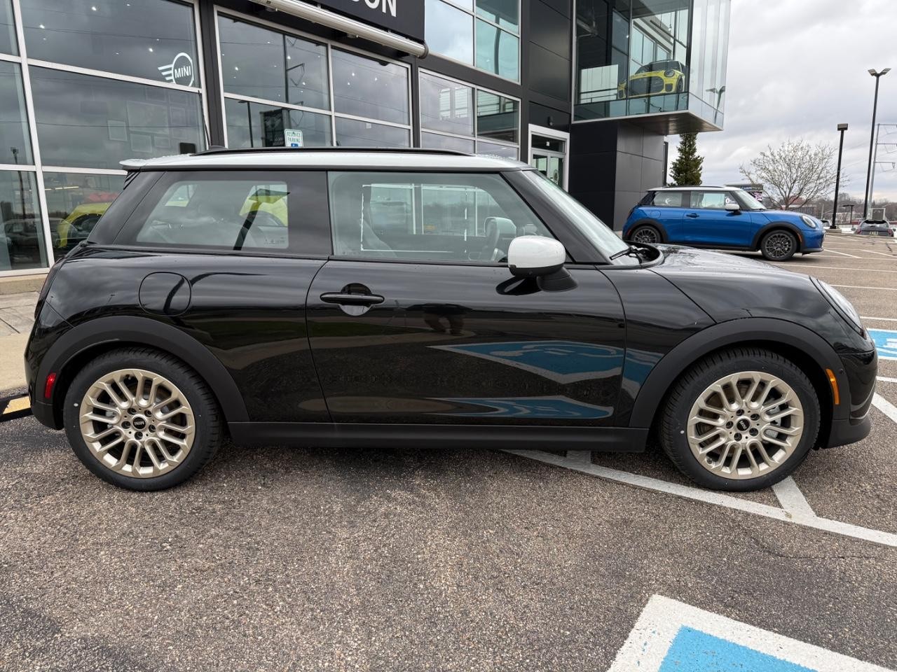 MINI Hardtop 2 Door Vehicle Image 02