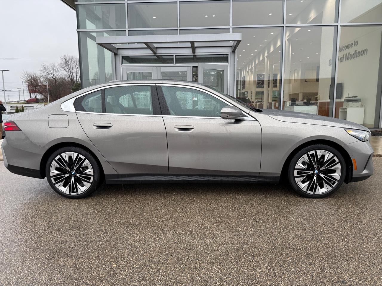 BMW 5 Series Vehicle Image 02