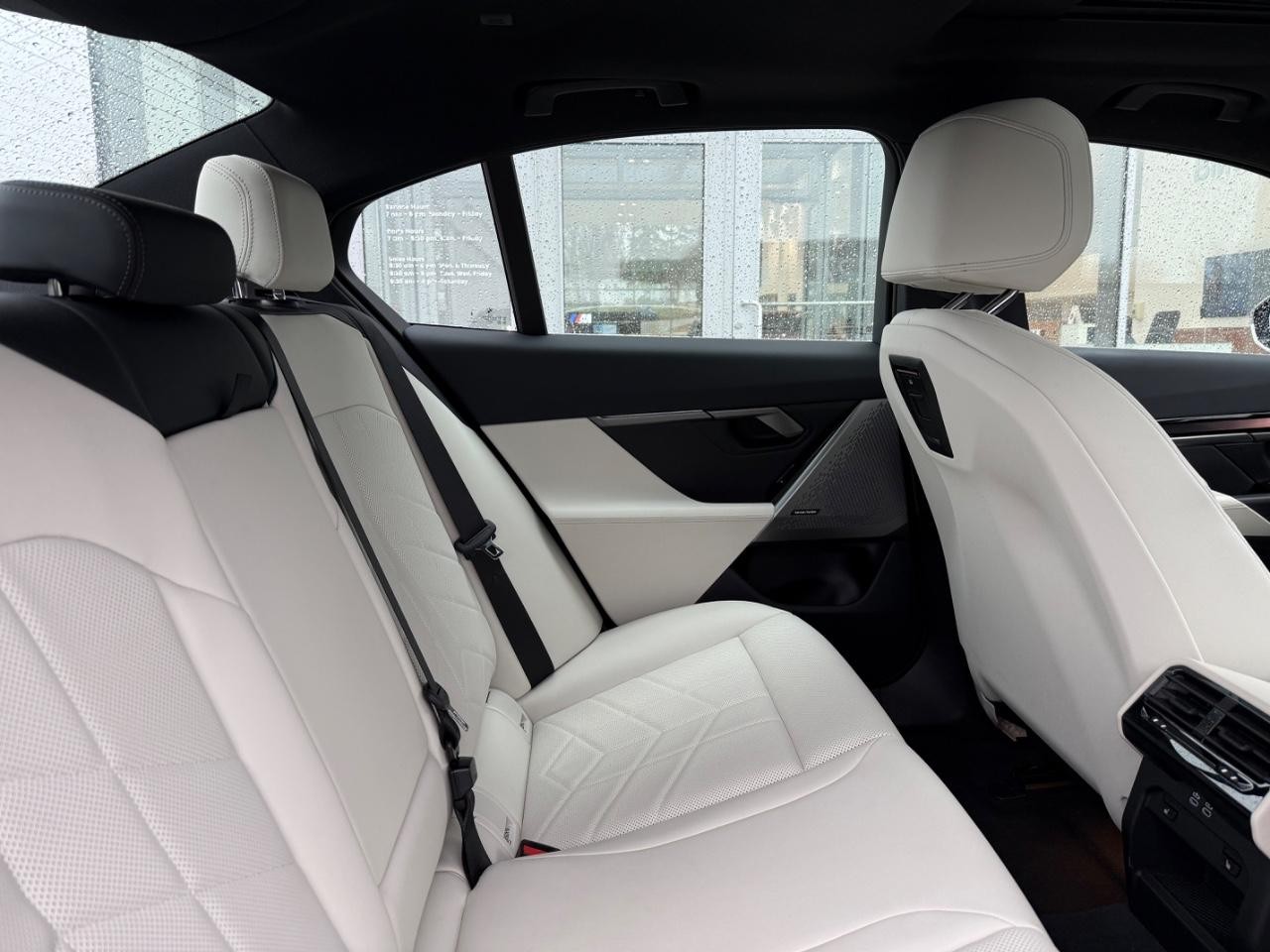 BMW 5 Series Vehicle Image 10