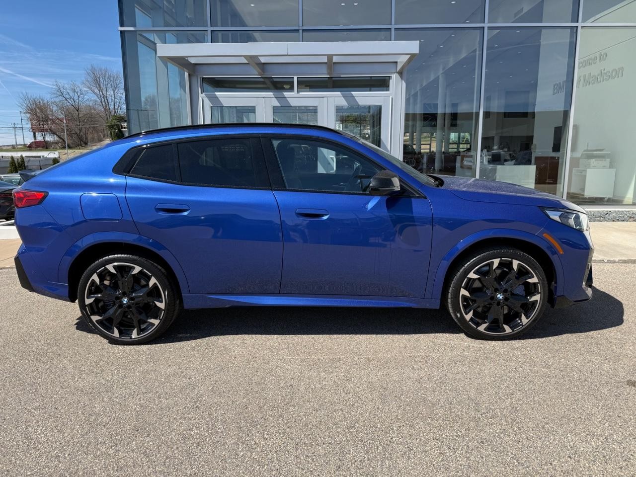 BMW X2 Vehicle Full-screen Gallery Image 02