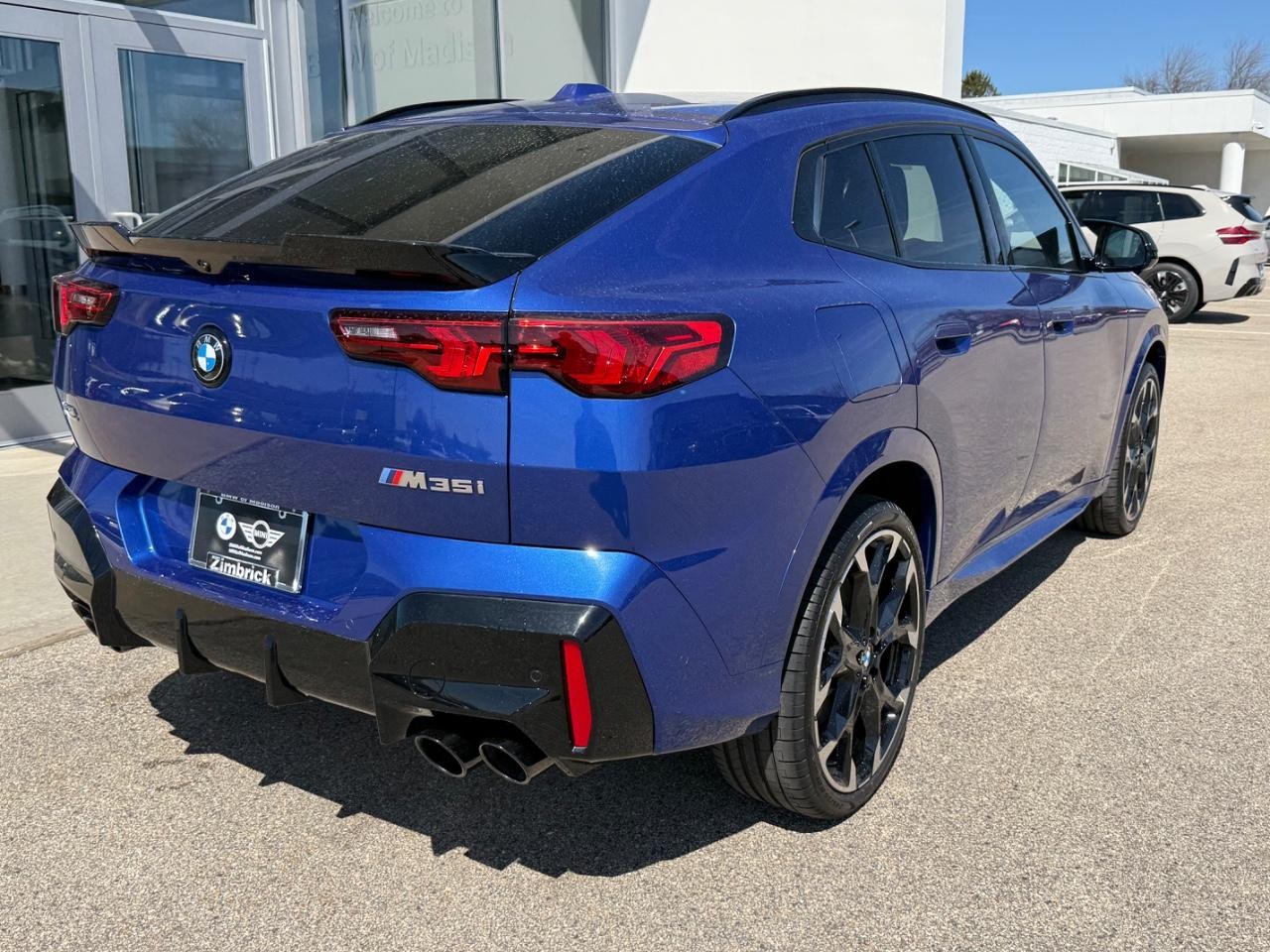 BMW X2 Vehicle Full-screen Gallery Image 03