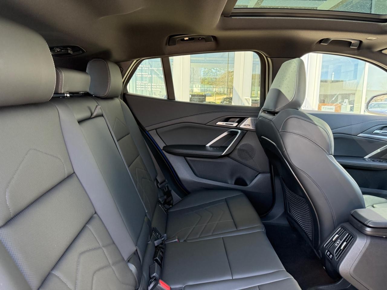 BMW X2 Vehicle Full-screen Gallery Image 05
