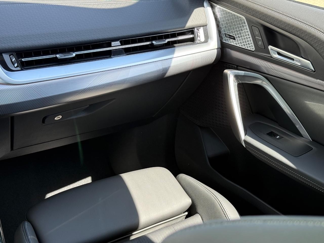 BMW X2 Vehicle Full-screen Gallery Image 10