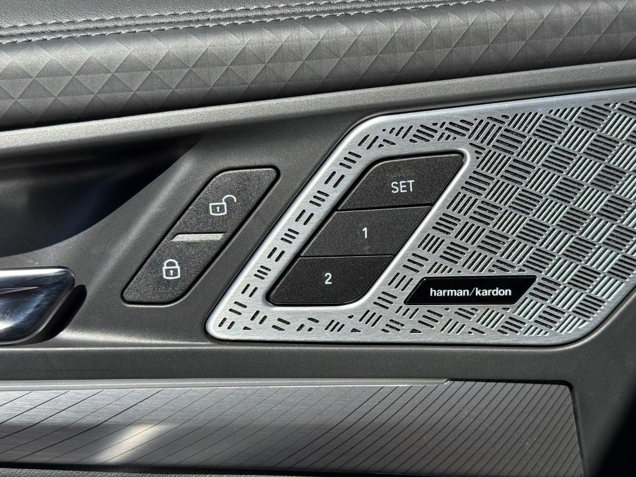 BMW X2 Vehicle Full-screen Gallery Image 11