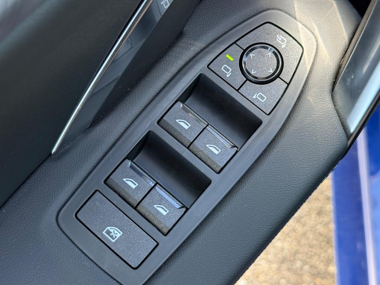 BMW X2 Vehicle Full-screen Gallery Image 17