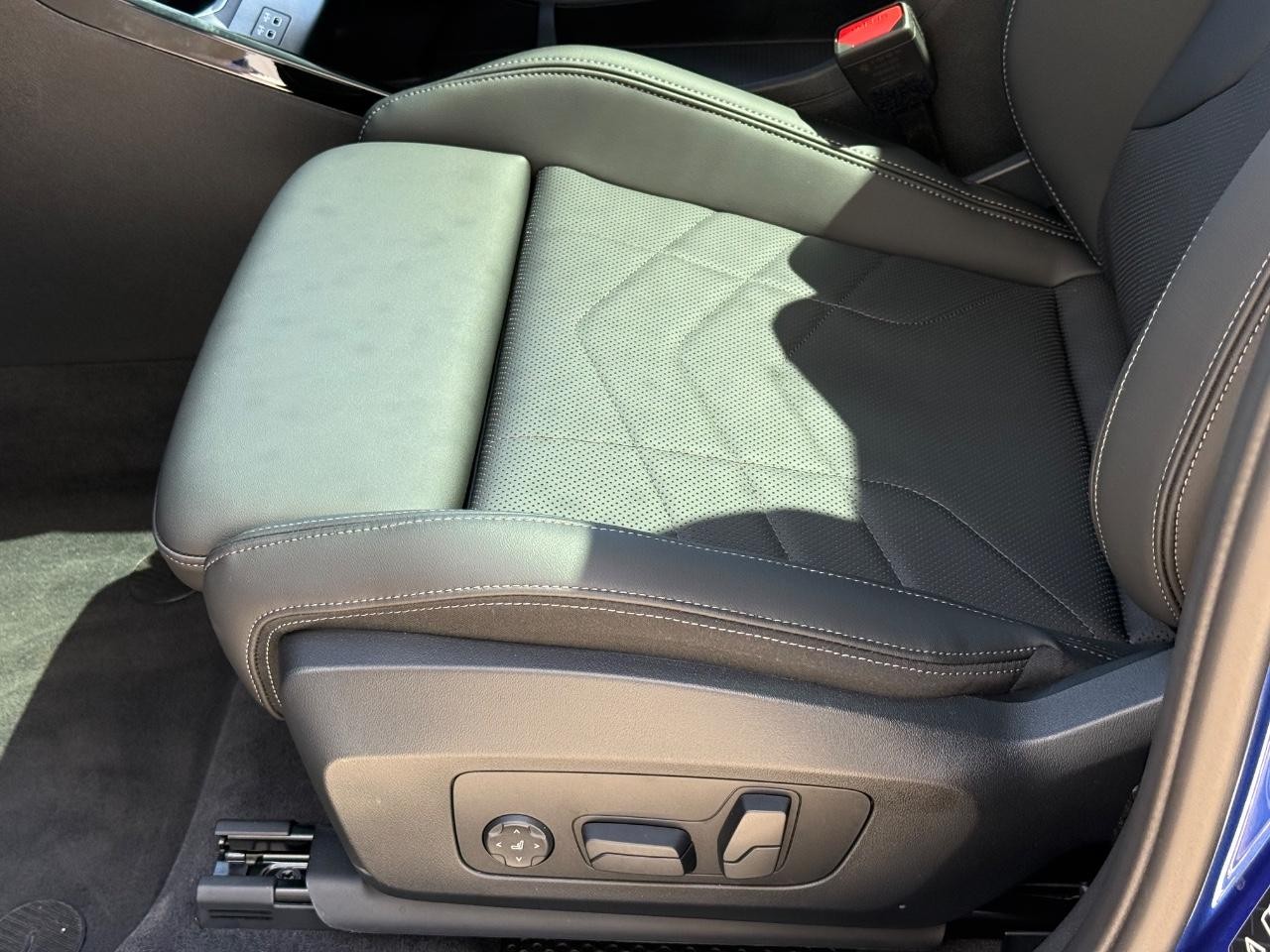 BMW X2 Vehicle Full-screen Gallery Image 18