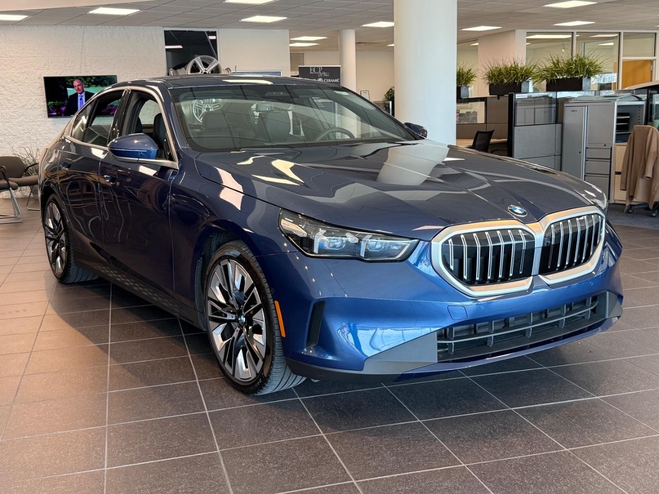 BMW 5 Series Vehicle Full-screen Gallery Image 01