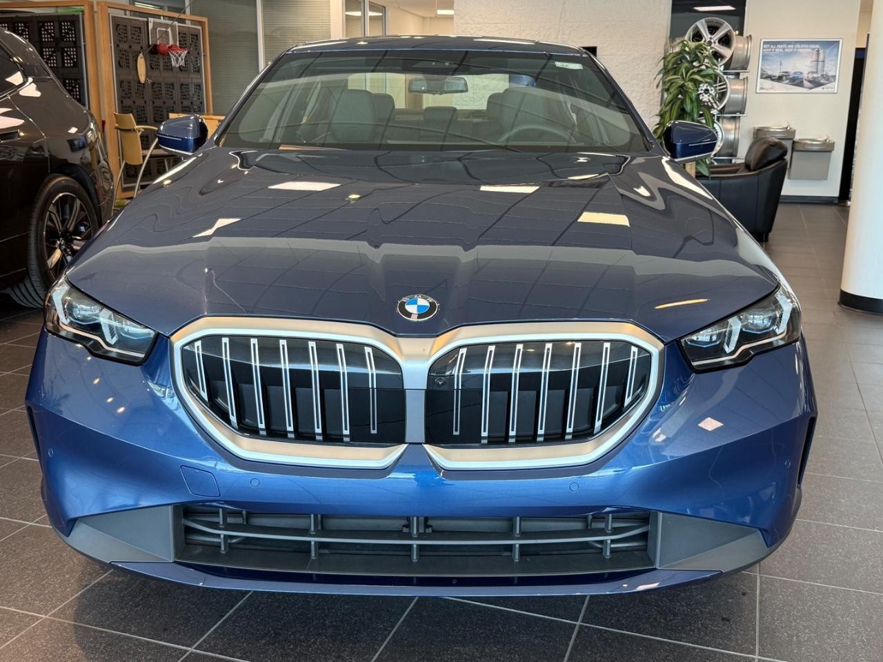 BMW 5 Series Vehicle Full-screen Gallery Image 08