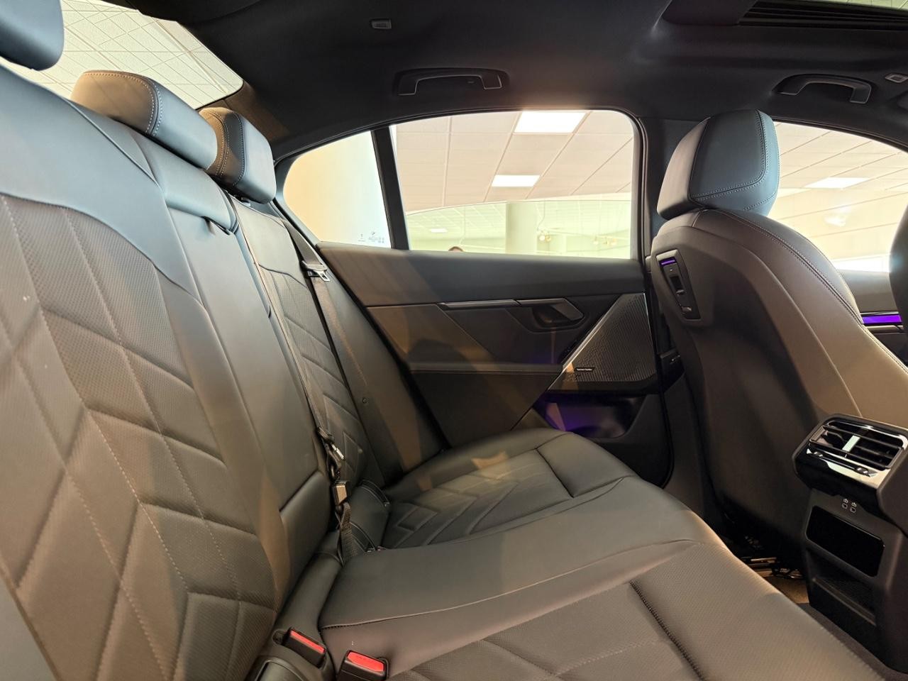 BMW 5 Series Vehicle Full-screen Gallery Image 09