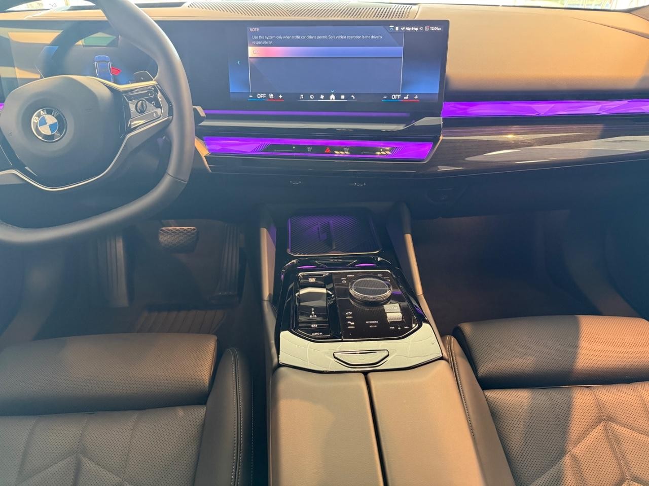 BMW 5 Series Vehicle Full-screen Gallery Image 10
