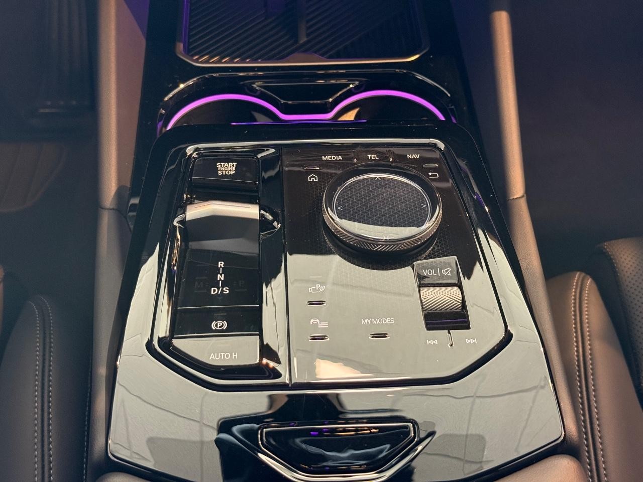 BMW 5 Series Vehicle Full-screen Gallery Image 12