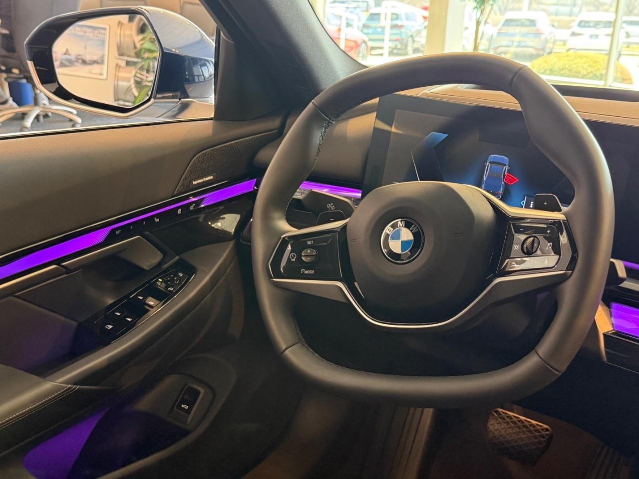 BMW 5 Series Vehicle Full-screen Gallery Image 13