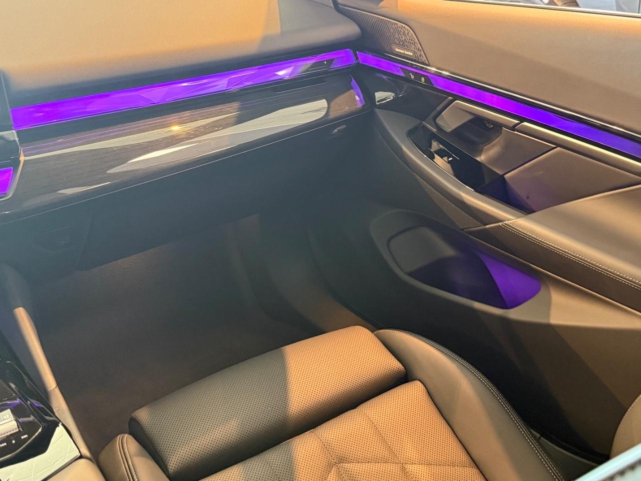 BMW 5 Series Vehicle Full-screen Gallery Image 14