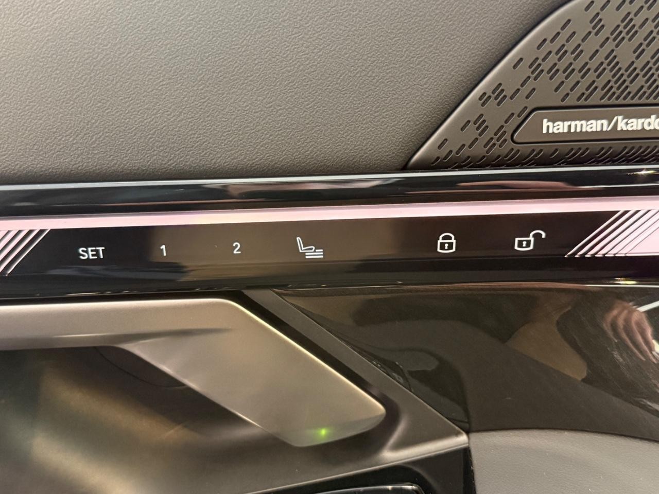 BMW 5 Series Vehicle Full-screen Gallery Image 15