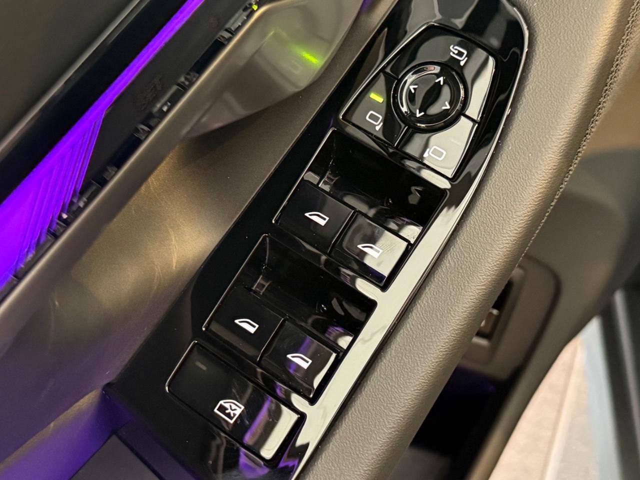 BMW 5 Series Vehicle Full-screen Gallery Image 21