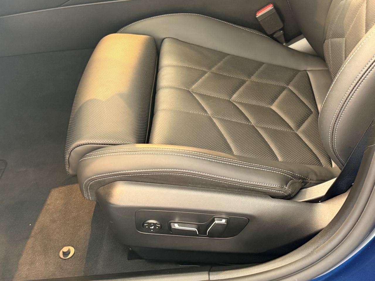 BMW 5 Series Vehicle Full-screen Gallery Image 22