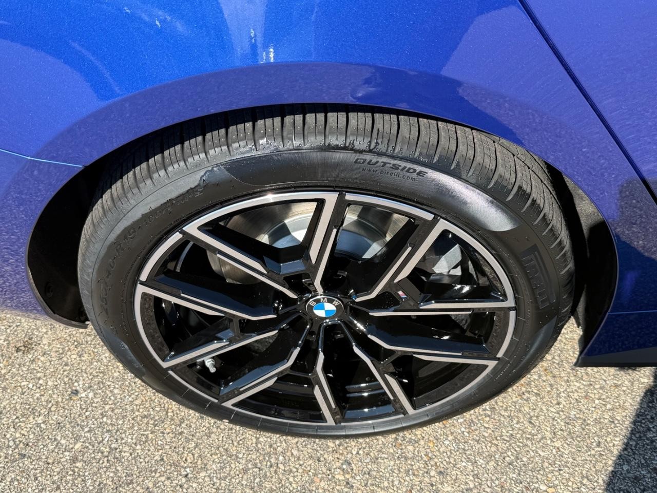 BMW i4 Vehicle Image 04