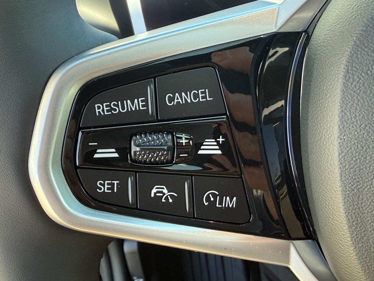 BMW i4 Vehicle Image 11