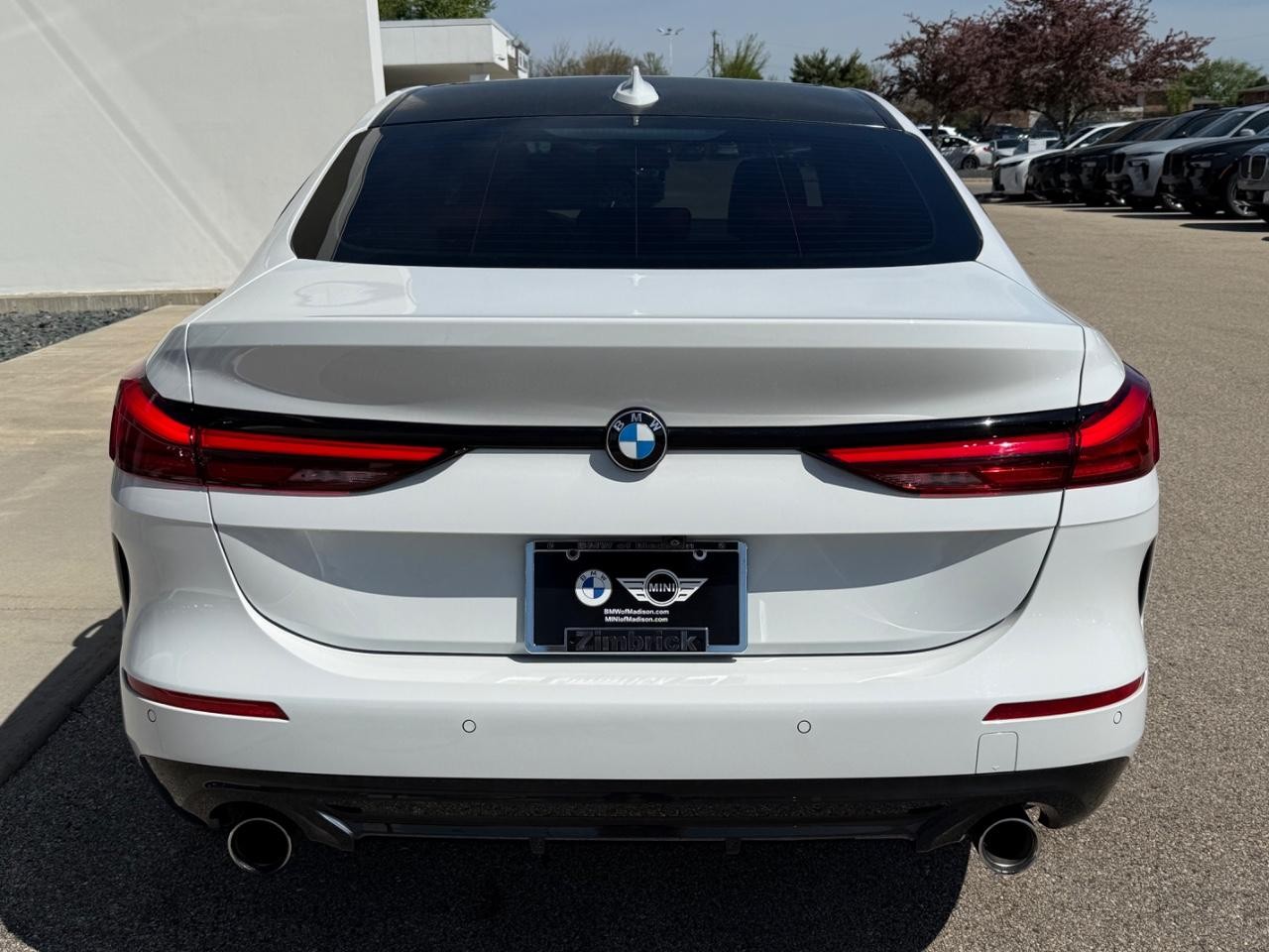BMW 2 Series Vehicle Full-screen Gallery Image 03