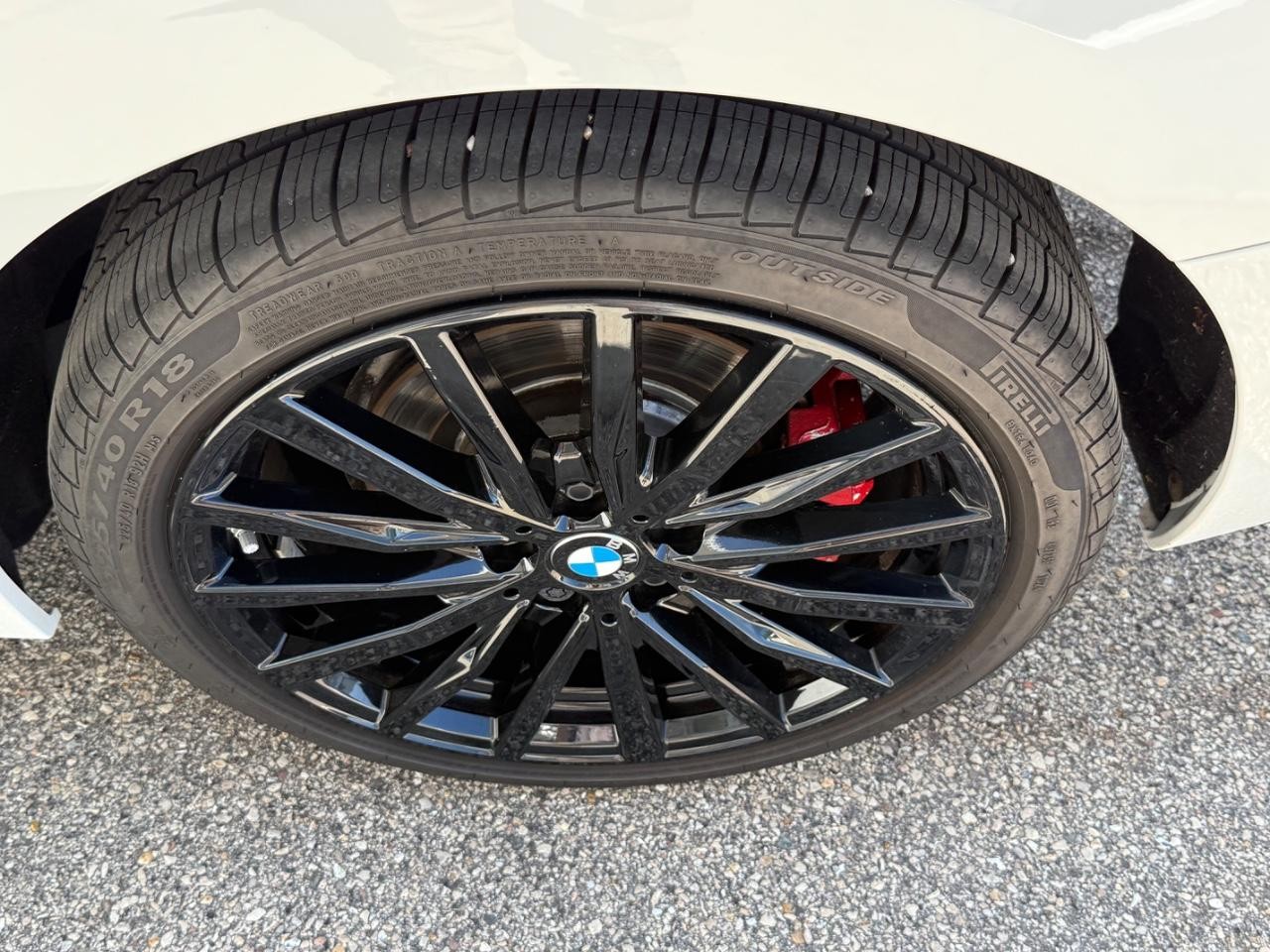 BMW 2 Series Vehicle Full-screen Gallery Image 06