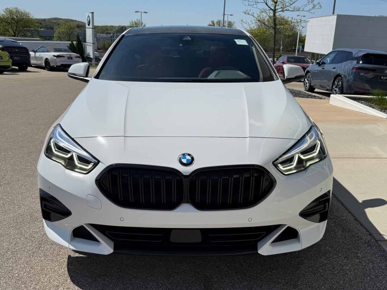 BMW 2 Series Vehicle Full-screen Gallery Image 07