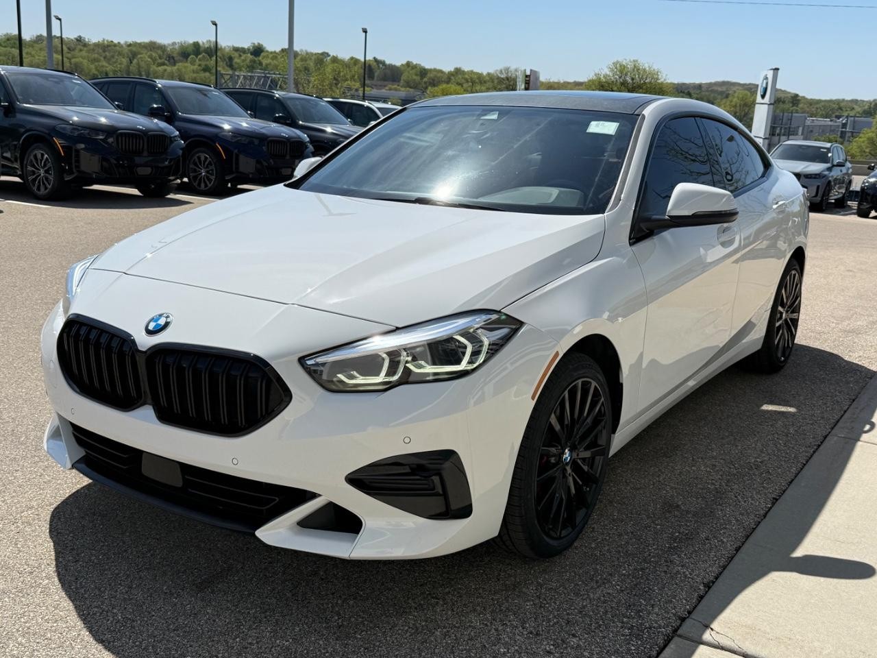 BMW 2 Series Vehicle Full-screen Gallery Image 08