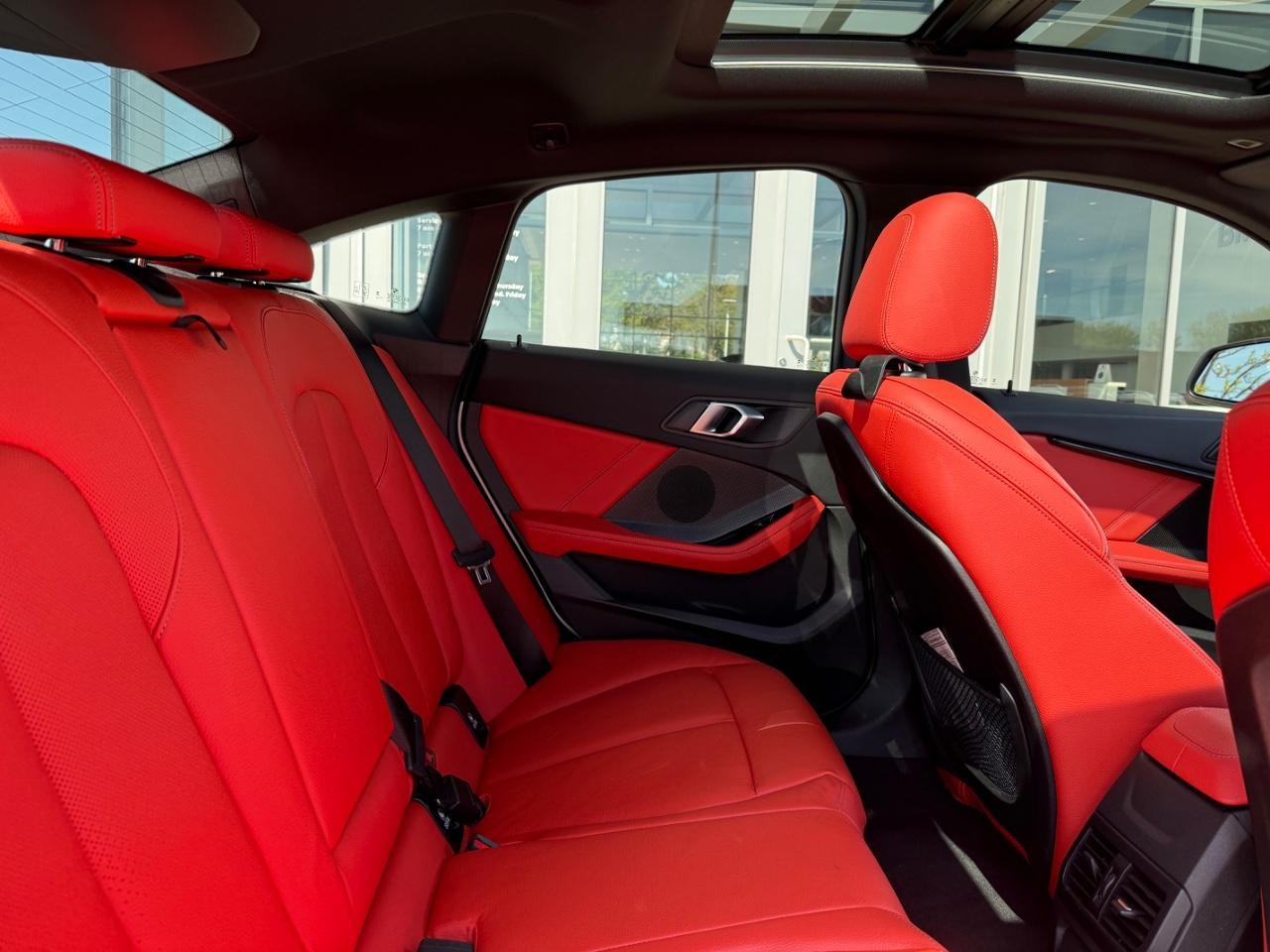 BMW 2 Series Vehicle Full-screen Gallery Image 09