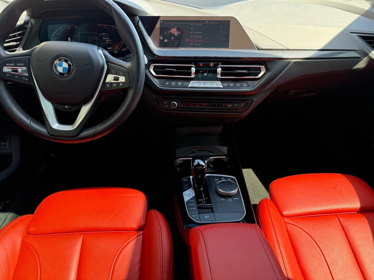 BMW 2 Series Vehicle Full-screen Gallery Image 10