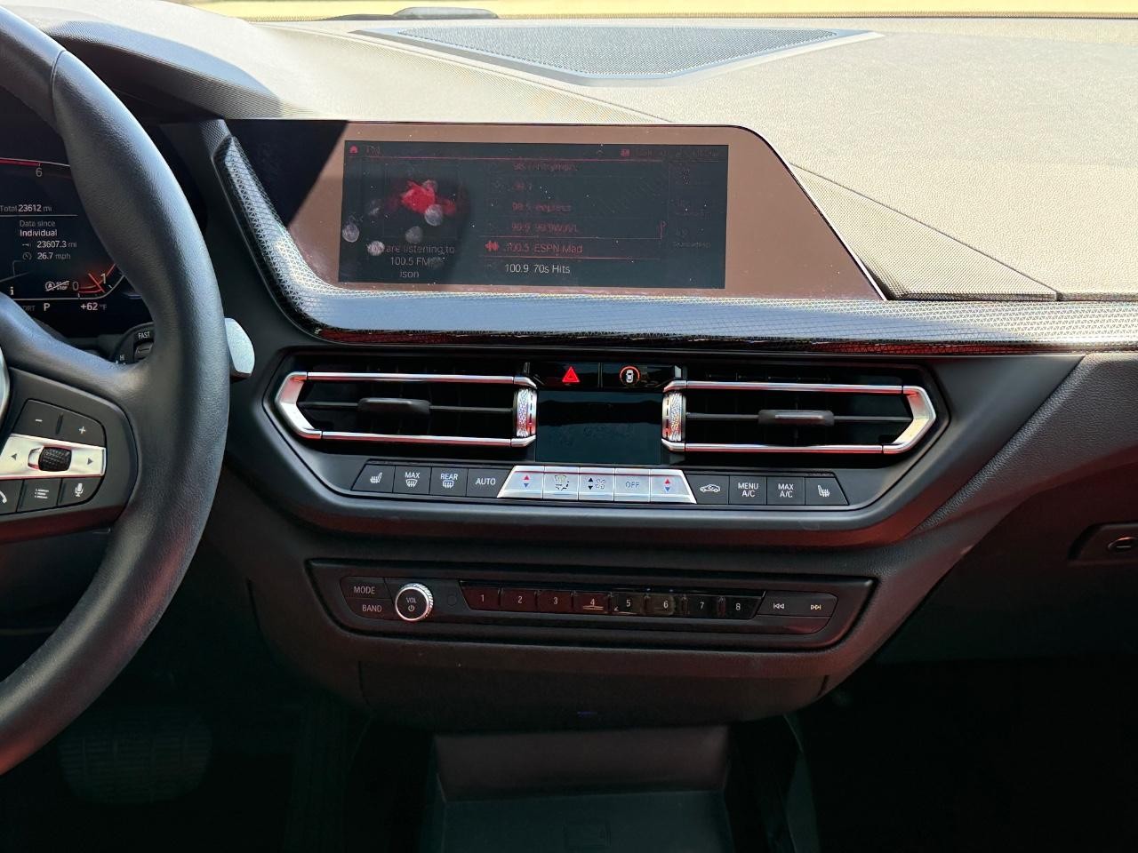 BMW 2 Series Vehicle Full-screen Gallery Image 11
