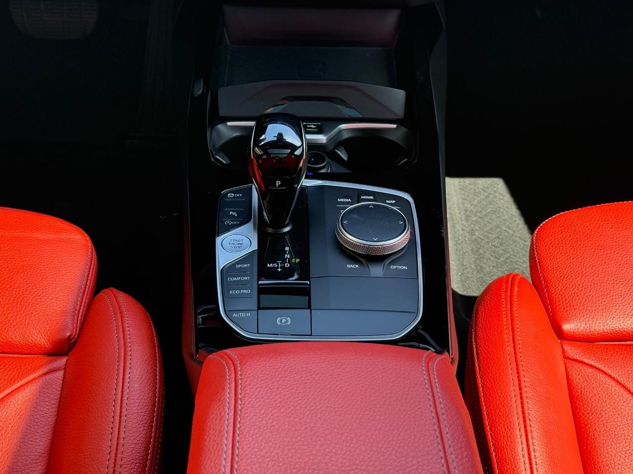 BMW 2 Series Vehicle Full-screen Gallery Image 12