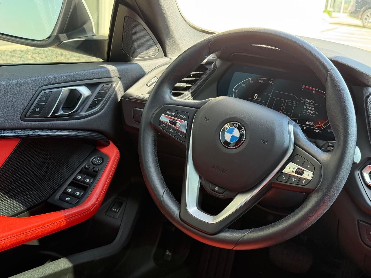 BMW 2 Series Vehicle Full-screen Gallery Image 13