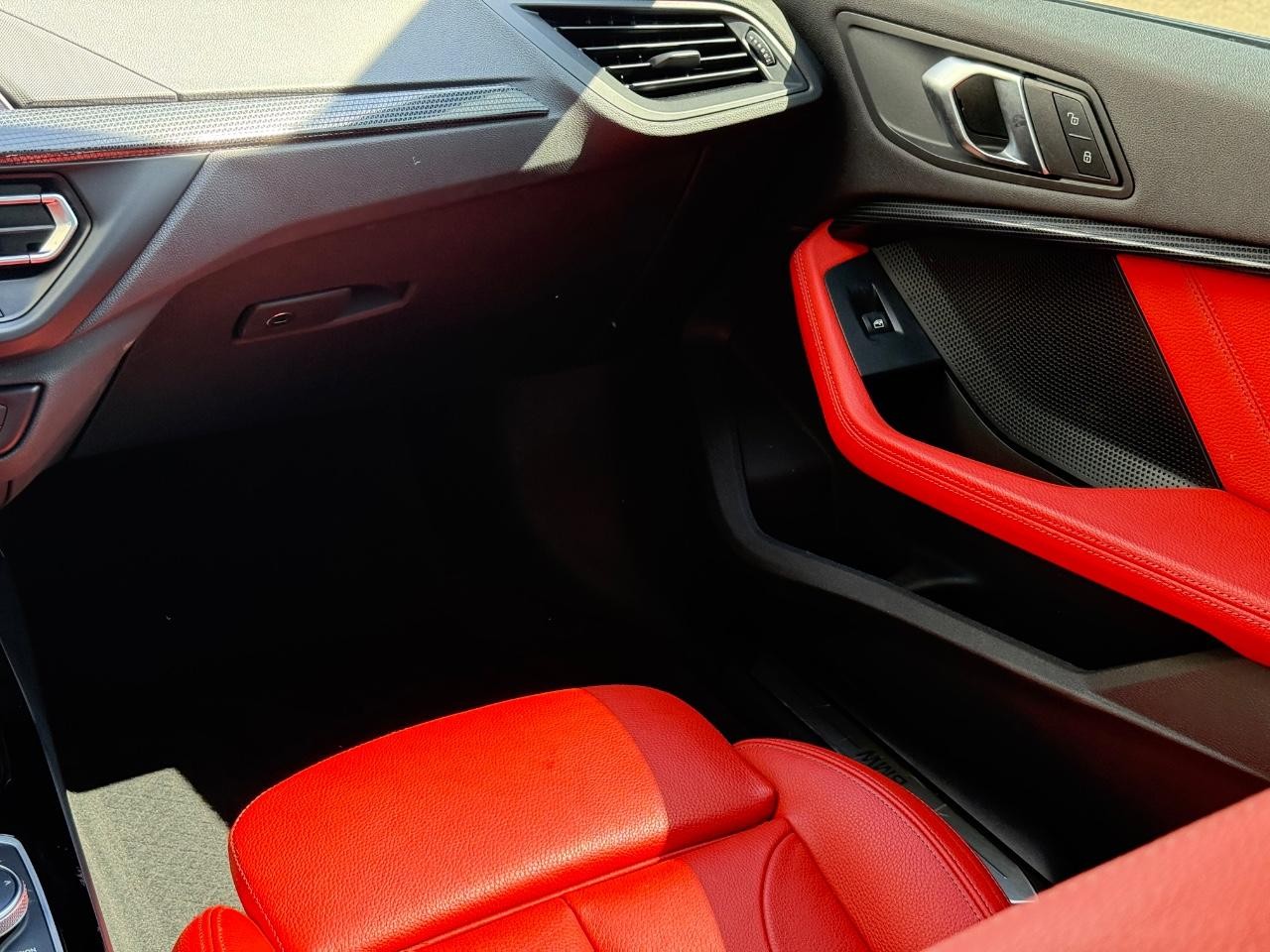 BMW 2 Series Vehicle Full-screen Gallery Image 14