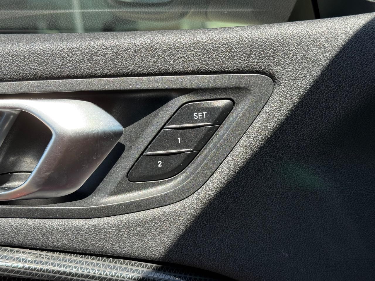 BMW 2 Series Vehicle Full-screen Gallery Image 15