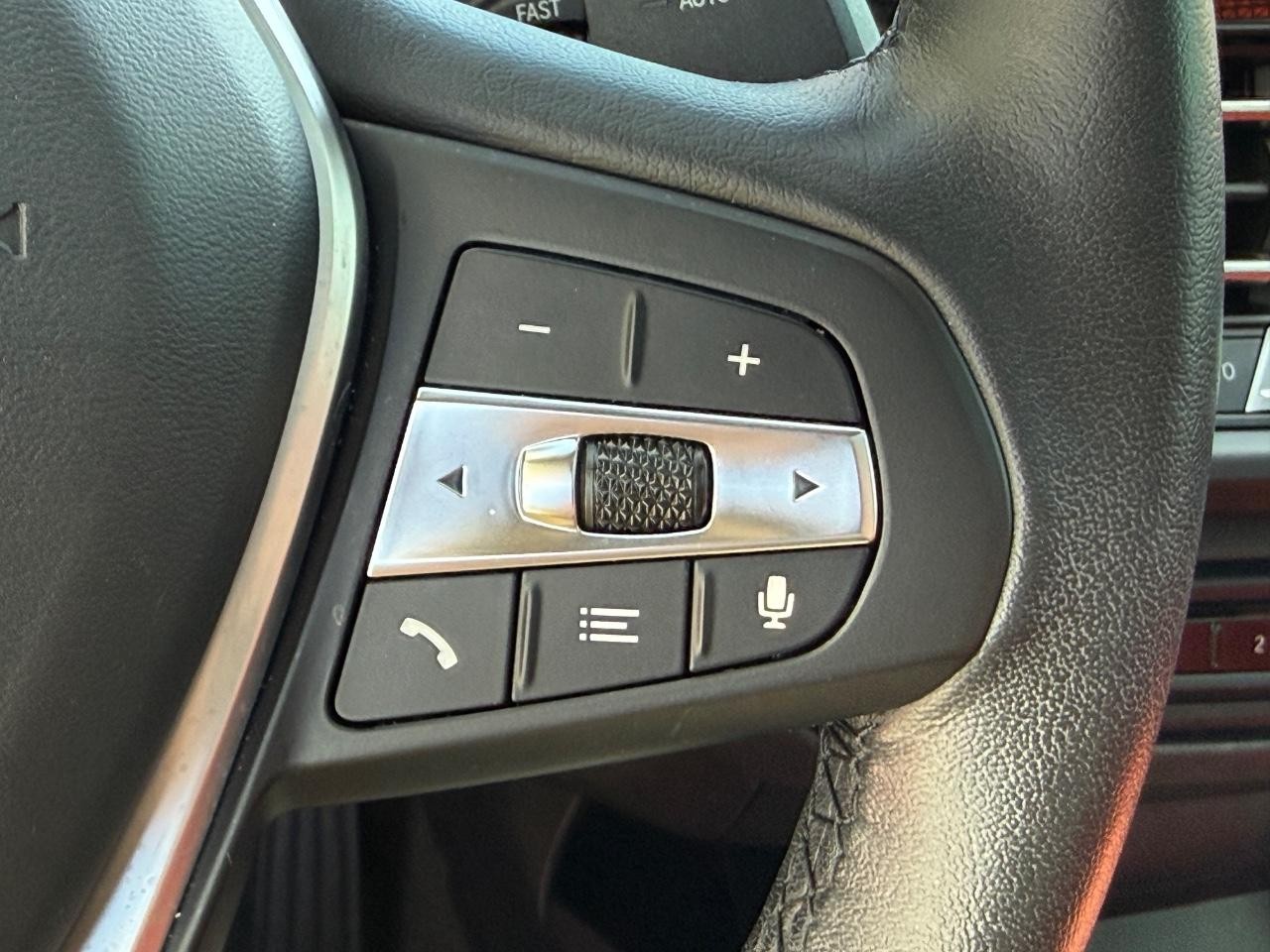 BMW 2 Series Vehicle Full-screen Gallery Image 17