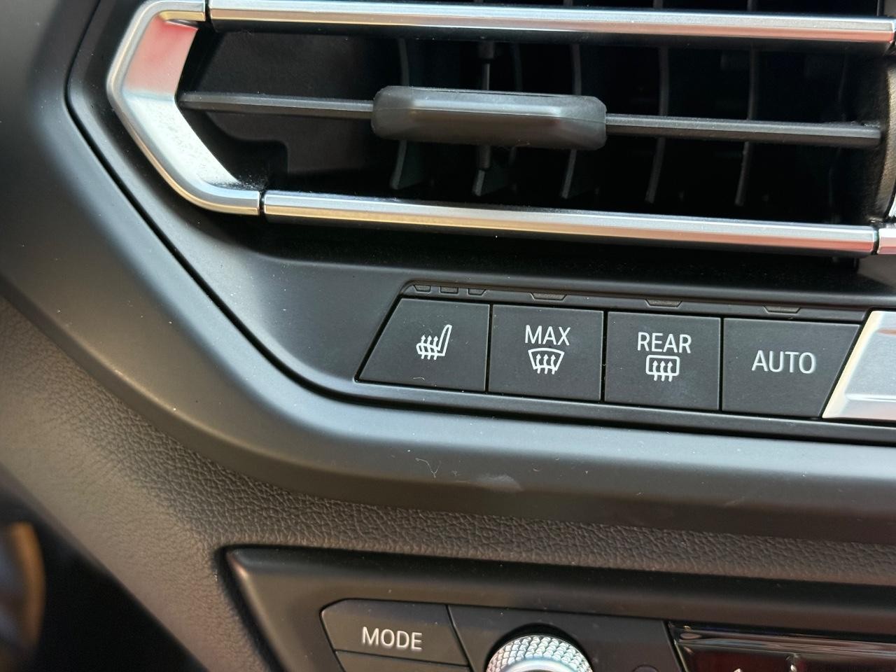 BMW 2 Series Vehicle Full-screen Gallery Image 21