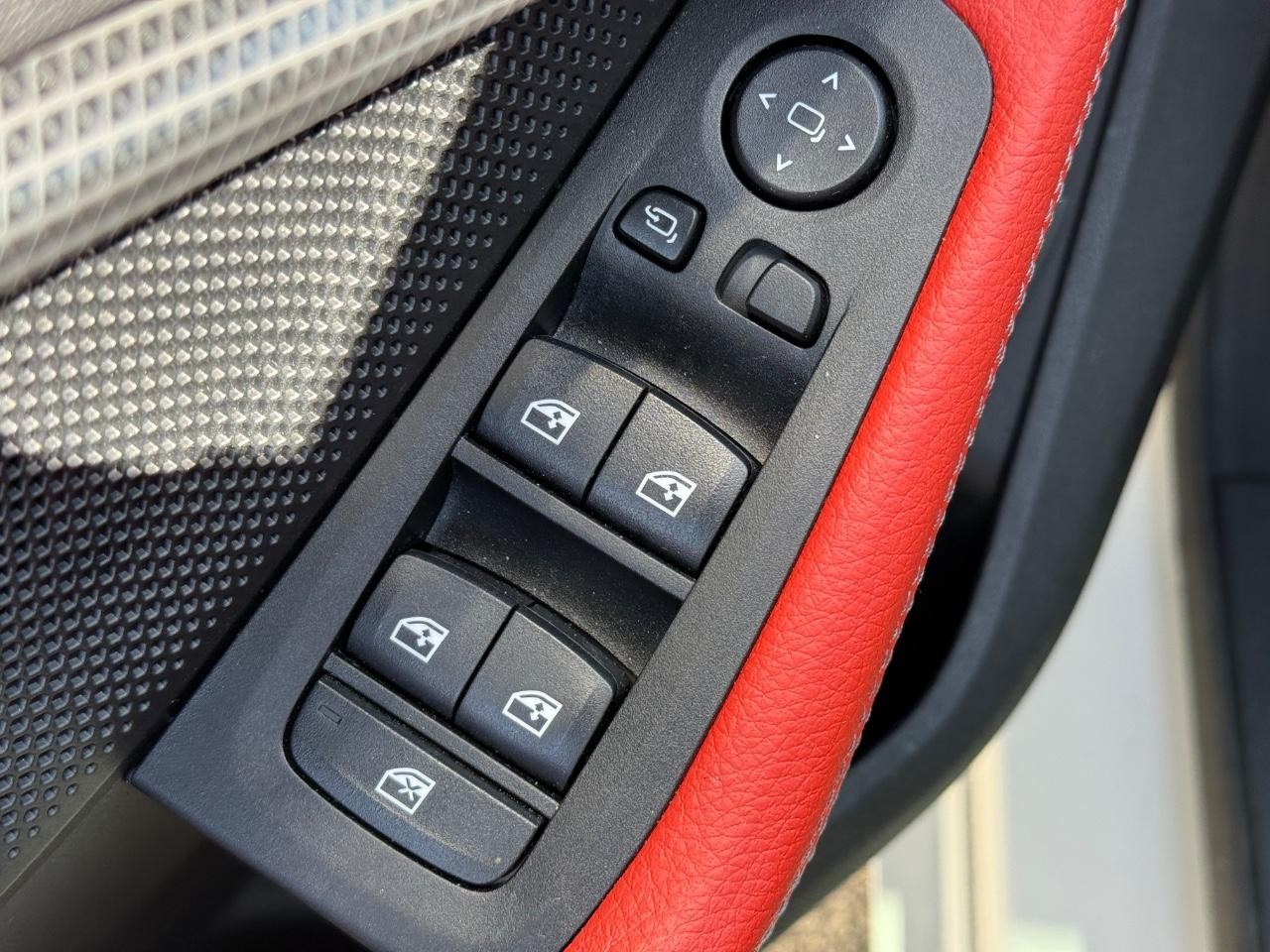 BMW 2 Series Vehicle Full-screen Gallery Image 23