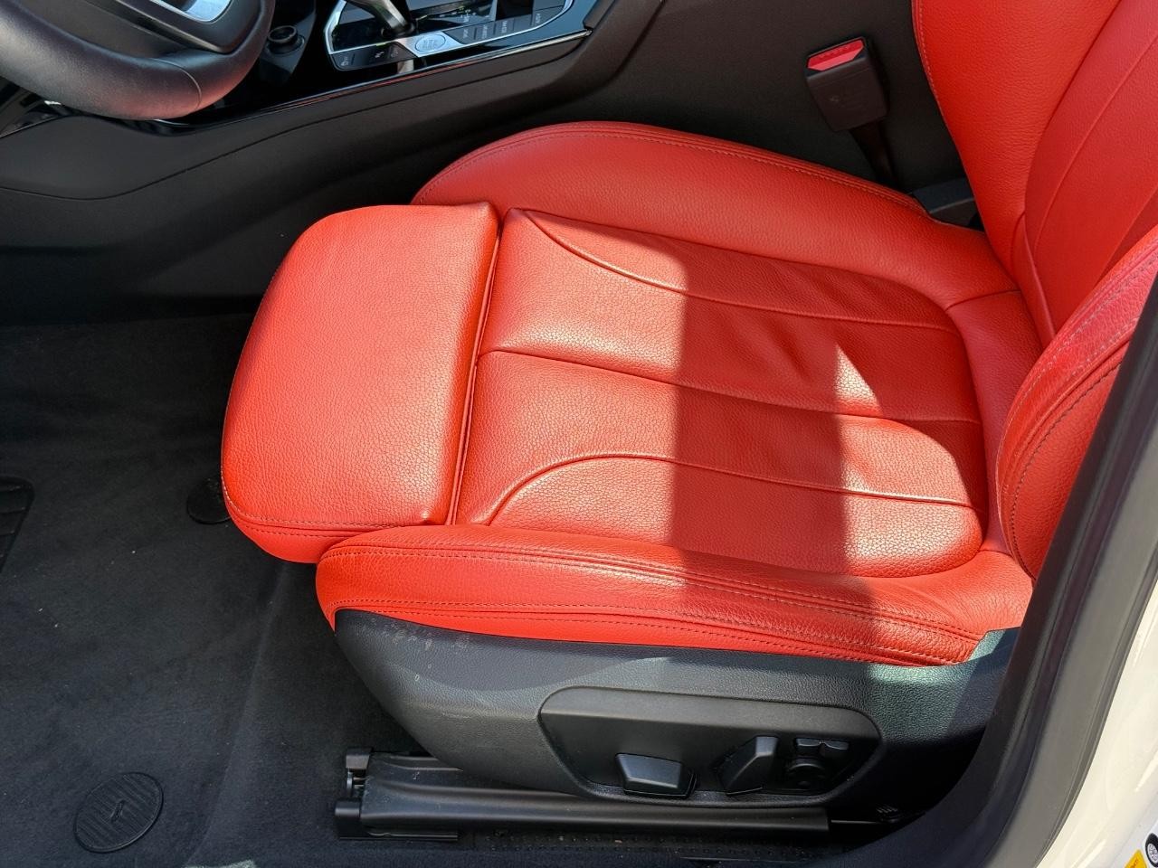 BMW 2 Series Vehicle Full-screen Gallery Image 24