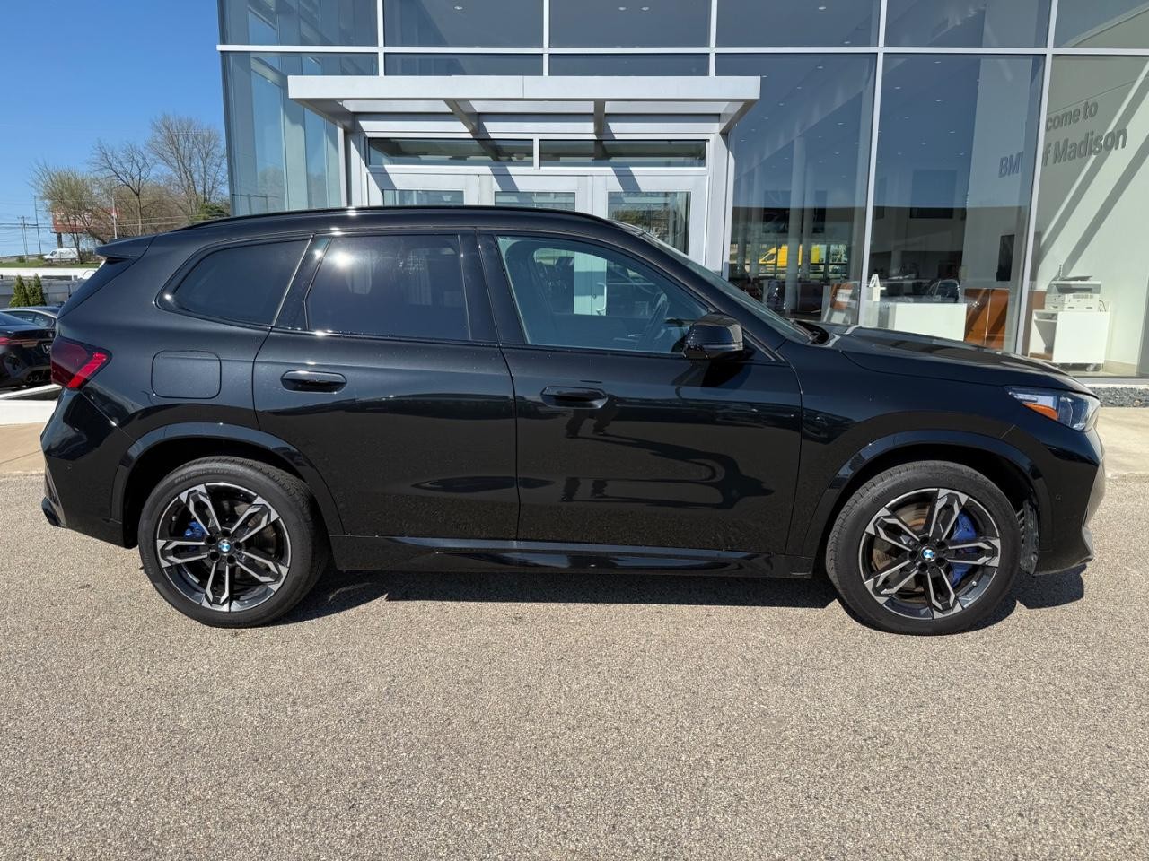BMW X1 Vehicle Full-screen Gallery Image 02