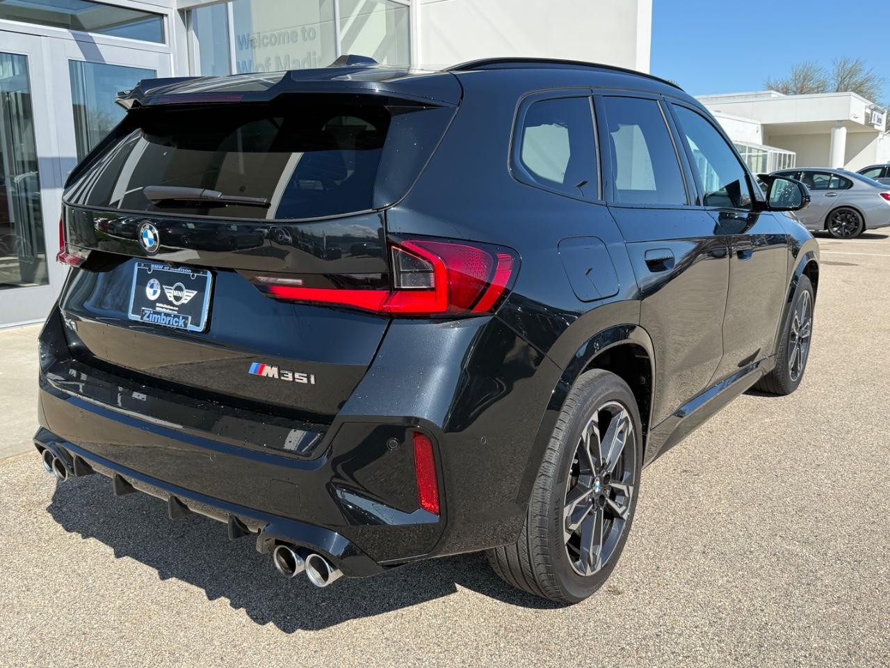 BMW X1 Vehicle Full-screen Gallery Image 03