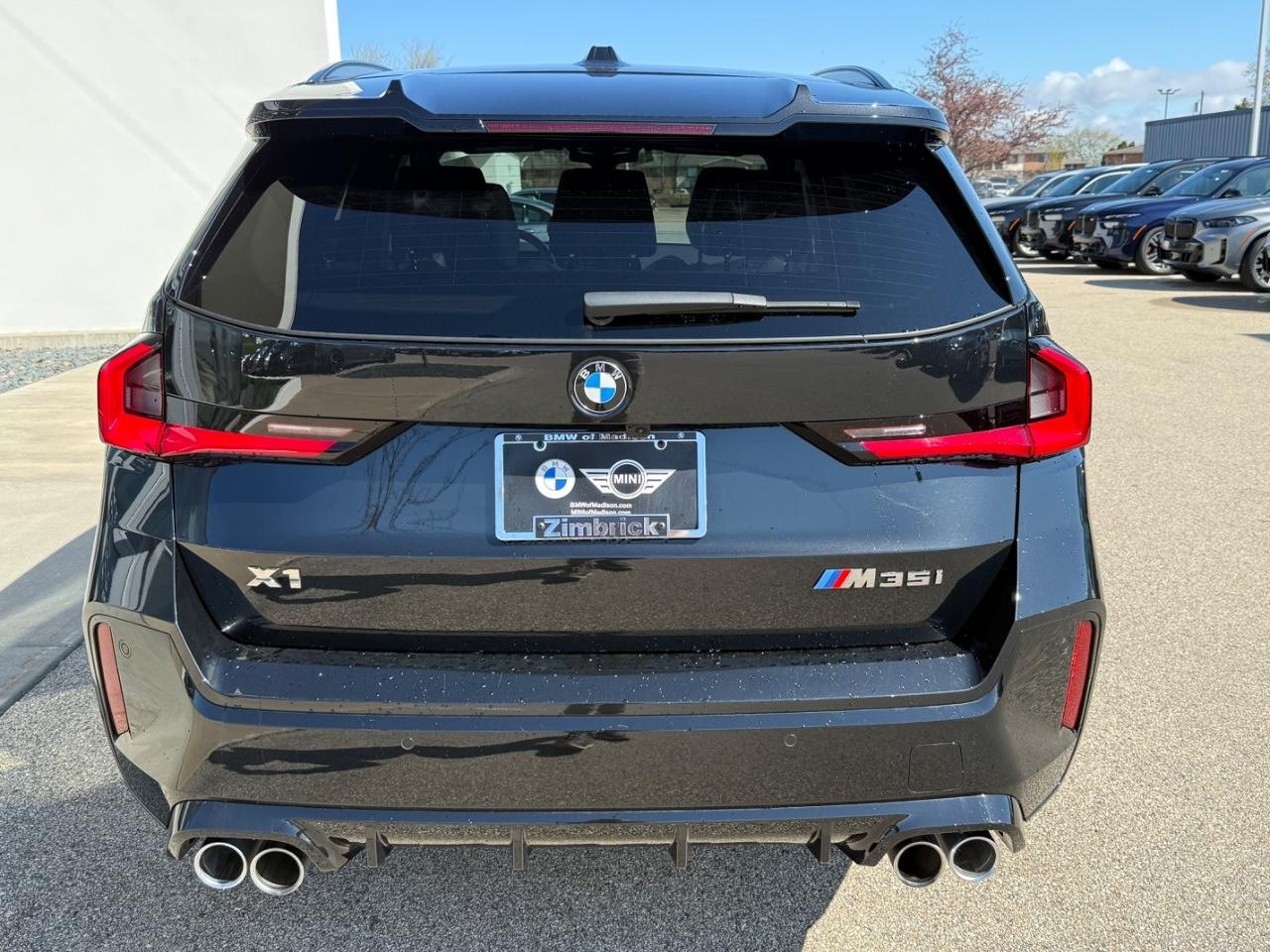 BMW X1 Vehicle Full-screen Gallery Image 04